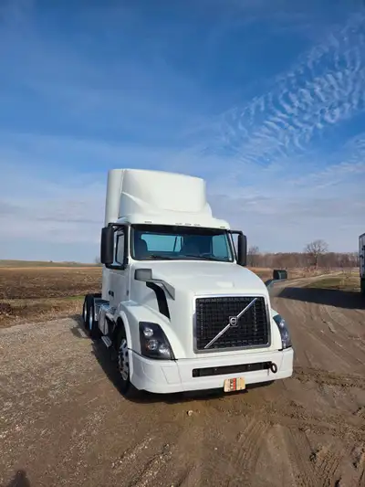 2018 VOLVO VNL DAY CAB, D13 ENGINE 405HP-1650 FT. LBS TORQUE. I-SHIFT 12 SPEED TRANSMISSION, 12,000L...