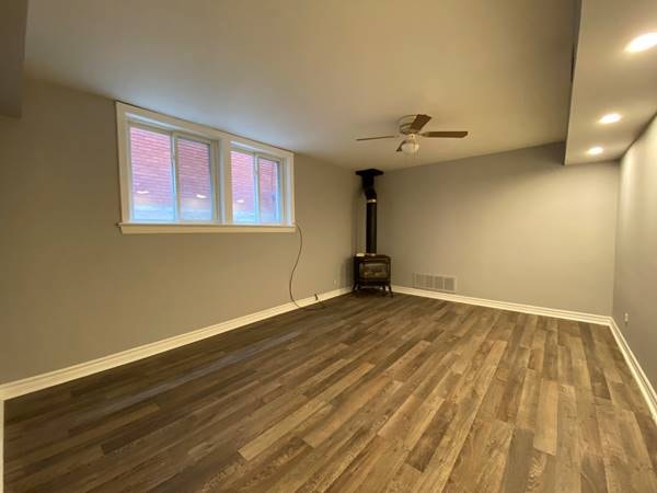 Large & Spacious 1-Bedroom Unit with Fireplace in Central Kitche 3