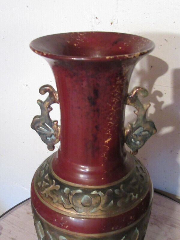 Oriental Style Large Ceramic Vase with Decorative Handles dans Autre  à Ville de Montréal - Image 4