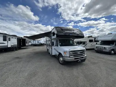 EAST TO WEST Entrada Class C gas motorhome 2000NS highlights: 60in.in. x 80in.in. Bunk Over Cab Rear...