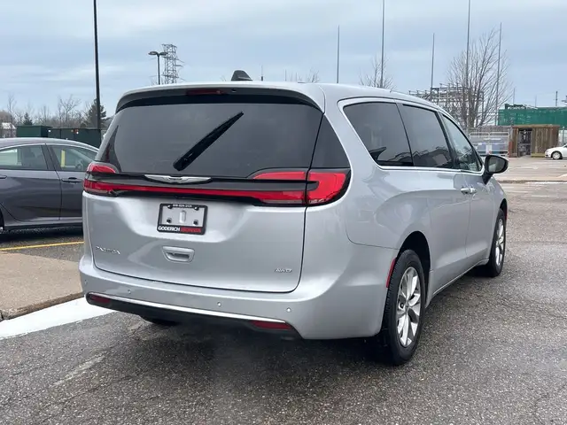 2023 Chrysler Pacifica Touring L AWD432920552402462725