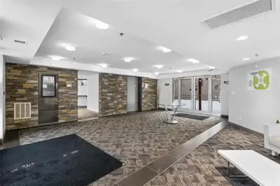 1R//Winnipeg/*Showings start December 17th. Offers presented as received* Top floor 2-bedroom 1 bath...