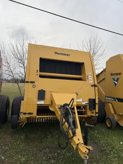 2021 Vermeer 605N Baler, Wide Pickup, Pickup Declutcher, Net and Twine, Moisture Sensor Powered By T...