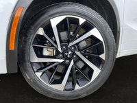 This Mitsubishi Outlander has a powerful Regular Unleaded I-4 2.5 L/152 engine powering this Variabl... (image 6)