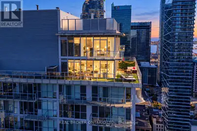 Welcome to an extraordinary two-storey penthouse in the heart of Toronto's Entertainment District, o...