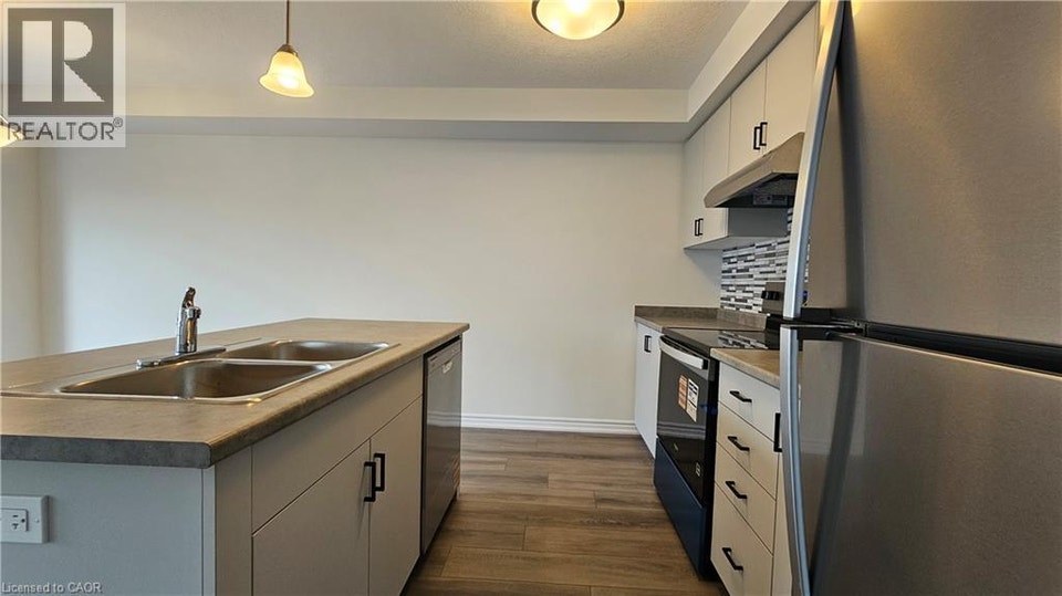 395 BENNINGER Drive Kitchener, Ontario 5