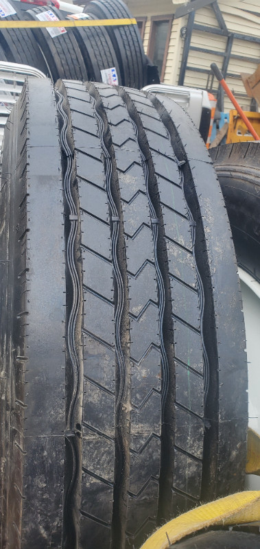 275 /70r 22.5 tire and rim 8 new dans Pneus et jantes  à Longueuil/Rive Sud - Image 2