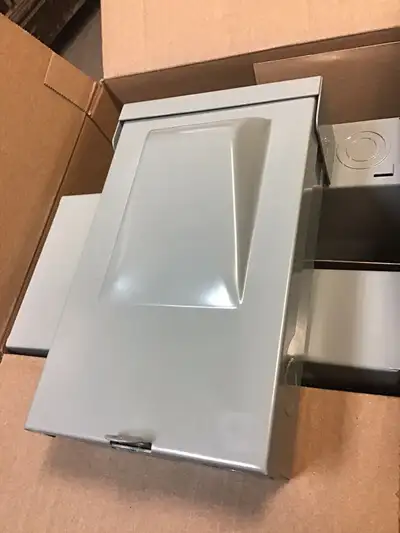 Sectionneur sans fusible de marque Cooper (neuf). Jusqu’à 60 ampères, 240 volts. Idéal pour air clim...