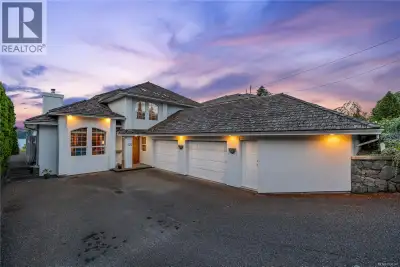 Perched on a premier ridge property with sweeping ocean, mountain, harbour and city views, this cust...