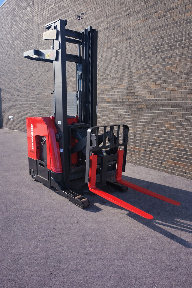 2016 RAYMOND REACH FORKLIFT 3500LB CAP CERTIFIED WITH CHARGER in Heavy Equipment in Mississauga / Peel Region - Image 4
