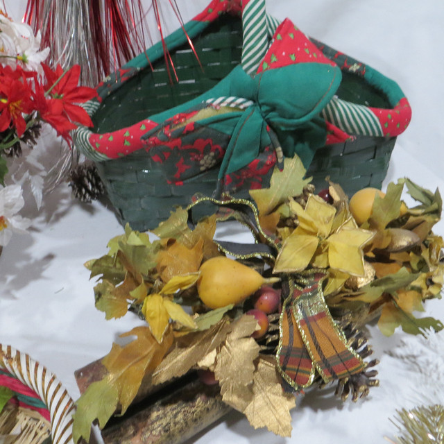 Xmas Baskets, Faux Flowers, Garland, Log in Holiday, Event & Seasonal in Winnipeg - Image 3