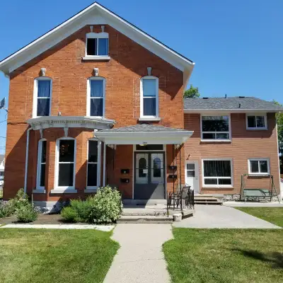 2 bed, 1 bath apartment in historic building by Memorial Centre