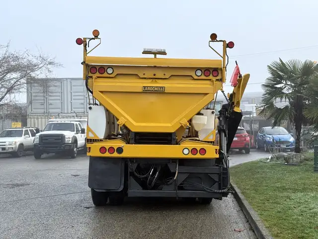 2016 International WorkStar 7400 14 Foot Dump Truck with 11 Foot in Heavy Trucks in Edmonton - Image 10