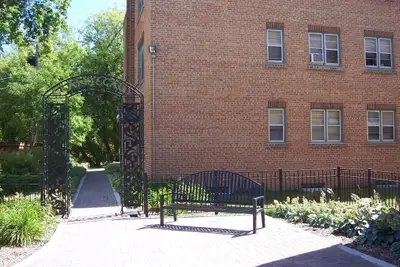 RECEIVE LAST MONTHS RENT FREE! 37 & 39 Balmoral Street Bachelor suites - $1029 Heat & water included...