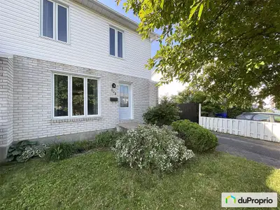 Superbe maison en rangée d'unité de coin clef en main, 3+1 CAC, située dans un secteur de choix à pr...
