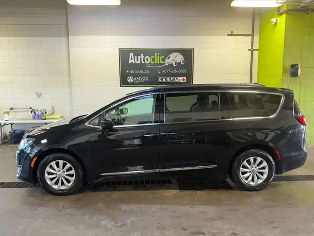 2017 Chrysler Pacifica Touring-L604128130347182086