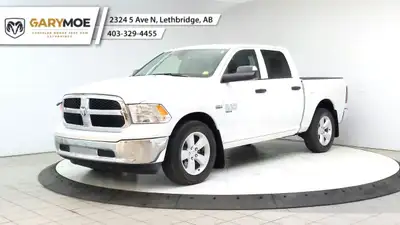 The Ram 1500 Classic SLT, presented in a striking white, is a robust and reliable 4x4 truck, ideal f...