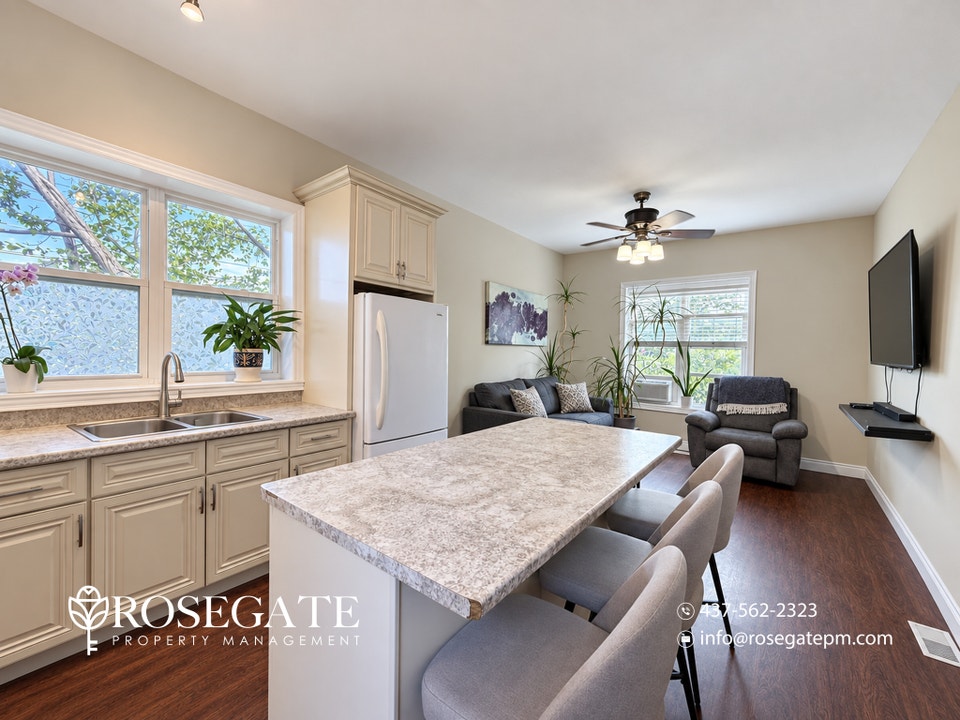 Pet-Friendly 2-Bedroom Corner-Unit House in Barrie 3