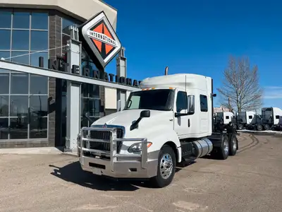 2022 International LT ONLY 192,858 KMS!! 56in Mid roof Sleeper is a Diamond Certified Full Maintenan...