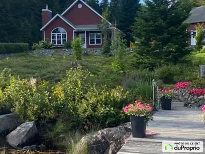 Votre havre de paix au bord du Lac-Édouard Magnifique chalet situé directement au bord de l'eau, dan...