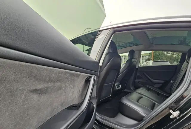 This Sedan/Saloon powered by a Electric engine.SPECIFICATIONS:5579283232103014413