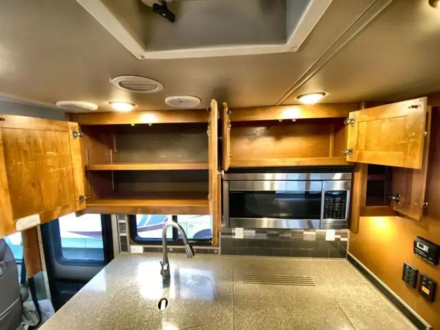 2017 Tiffin Motorhomes Allegro 36 LA in RVs & Motorhomes in Abbotsford - Image 40