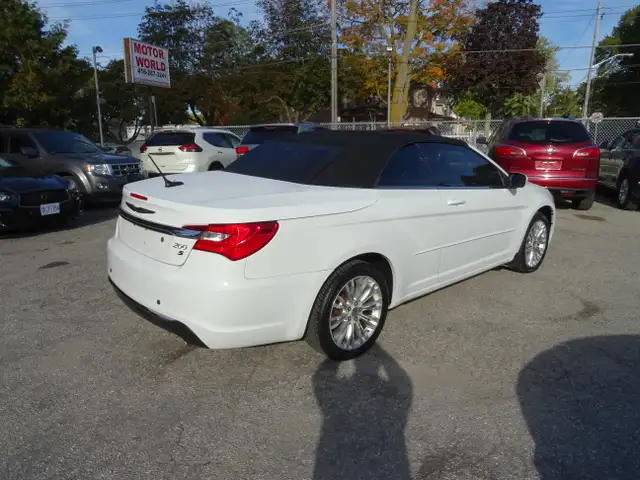 2013 Chrysler 200 Touring in Cars & Trucks in City of Toronto - Image 9