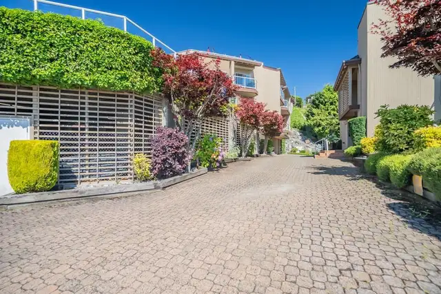 202 15025 VICTORIA AVENUE White Rock, British Columbia63235527728129121