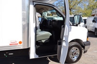 2025 GMC Savana 10 KM / CAMION NEUF / 2025 GMC SAVANA 3500 CUBE 14 PIEDS + DECK AVANT / ROUE SIMPLE... (image 4)