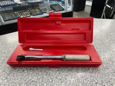Snap On QJR-217B Torque Wrench Item# 1410710 -Includes a socket extender and case -Some sign of norm...