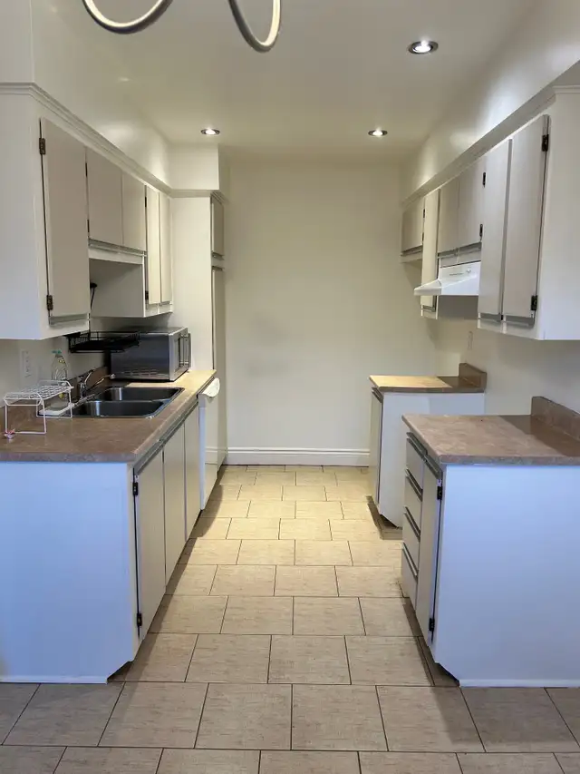 1er AVRIL- TRÈS BEAU CONDO SUR 2 ÉTAGES AVEC 3CC POUR 1885$/MOIS