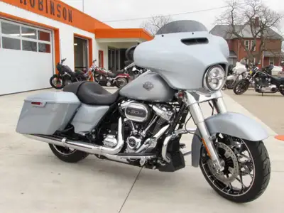 ONLY 700 KM - Big 114 Motor - Stretched bags, Prodigy Wheels, Navigation This Amazing 2023 Street Gl...