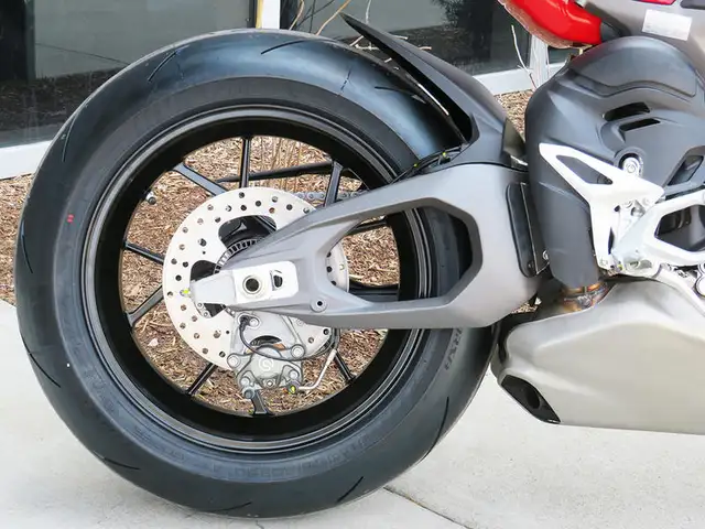2025 Ducati Streetfighter V4 Ducati Red in Sport Bikes in Cambridge - Image 11