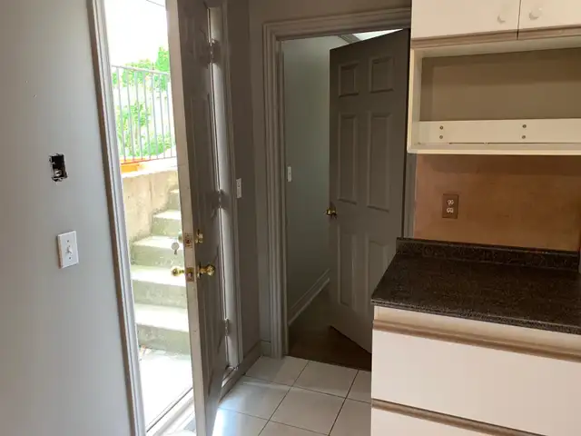 2 Bedroom Lower Unit All Inclusive w/ AC, laundry,1 parking spot in Long Term Rentals in Windsor Region - Image 5