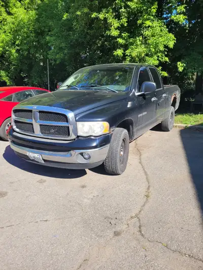 2005 BLACK DODGE RAM 1500 , 4 DOOR CREWCAB , AUTOMATIC TRANSMISSION , 4X4 , POWERFUL 5.7 LITER HEMI...
