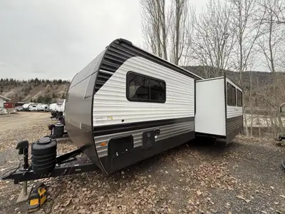 Welcome to Rock Island RV Discover the ideal travel trailer for family adventures, comfortably sleep...
