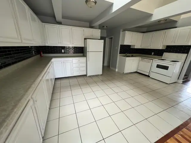 4+ Bedroom on Windsor St close to SOBEYS in Long Term Rentals in City of Halifax - Image 4
