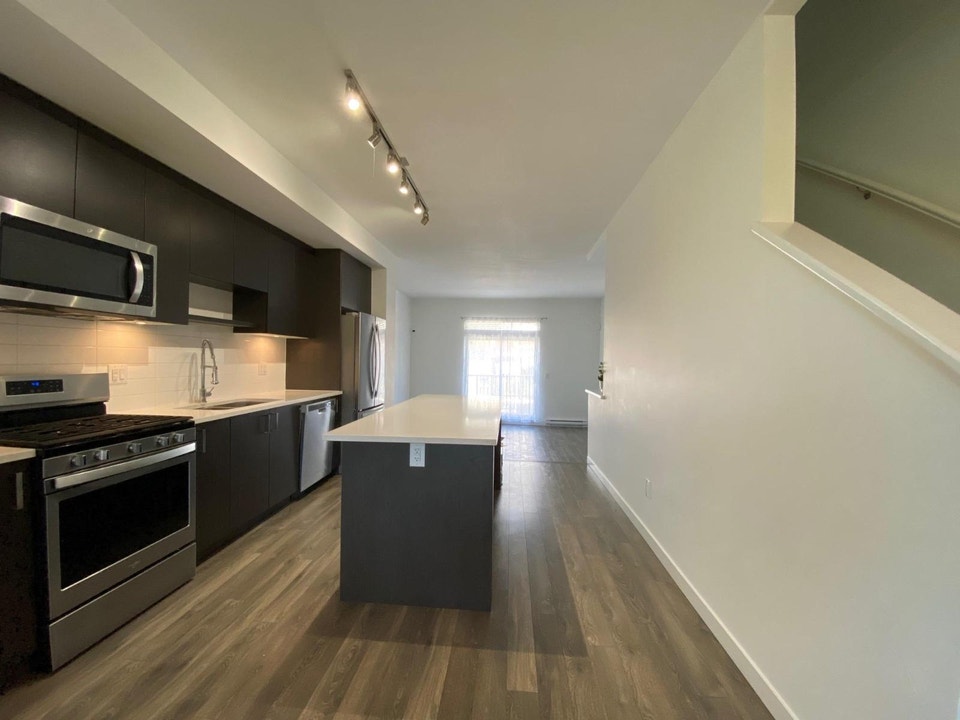 37 16678 25 AVENUE Surrey, British Columbia 3
