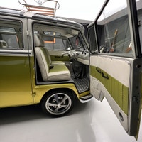 Check out this gorgeous 1975 Volkswagen Microbus Deluxe Samba 23 Window conversion. This beautiful b... (image 9)