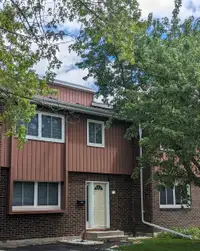 Renovated & Furnished 5 Bedroom Townhome Close to Universities!