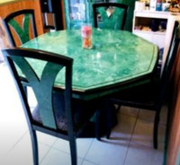 Table and 4 chairs (extendable)