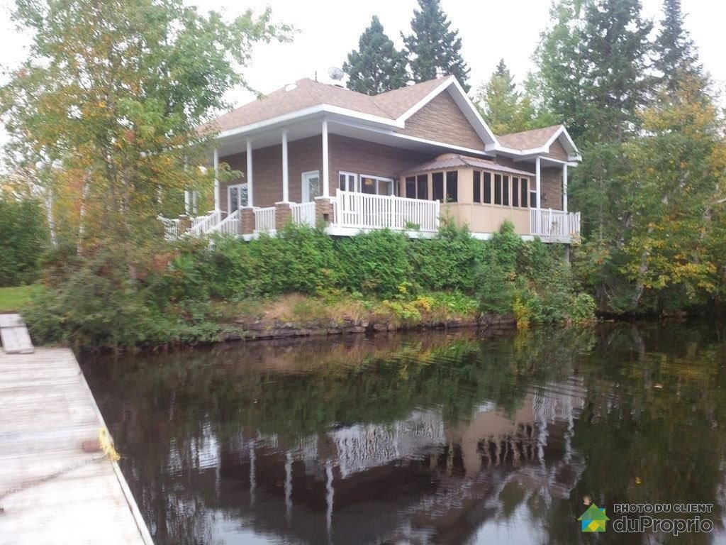 $950,000 - Bungalow for sale in St-David-de-Falardeau — photo 1