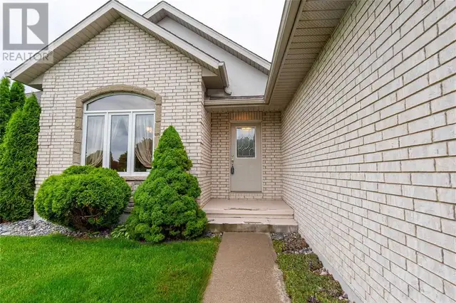 189 Stathis BOULEVARD Sarnia, Ontario in Houses for Sale in Sarnia - Image 4