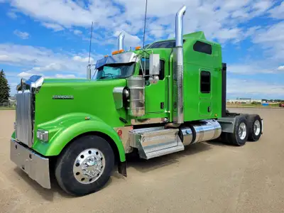 This green classic comes with a Cummins X15 diesel engine, 500 HP, 993959 km, 15378 engine hours, en...