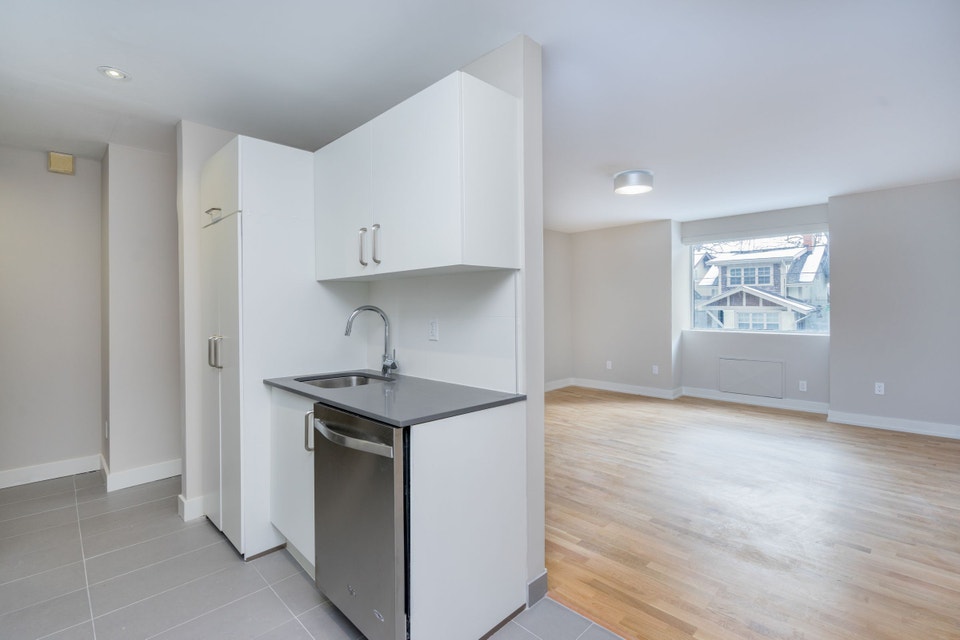 renovated two bedroom, queen and victoria park - ID 2053 5