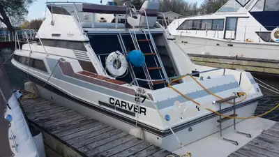 1988 27 ft Carver with Aft cabin,sleeps 6. Heavy duty built in generator ,.Has fly bridge to enjoy y...