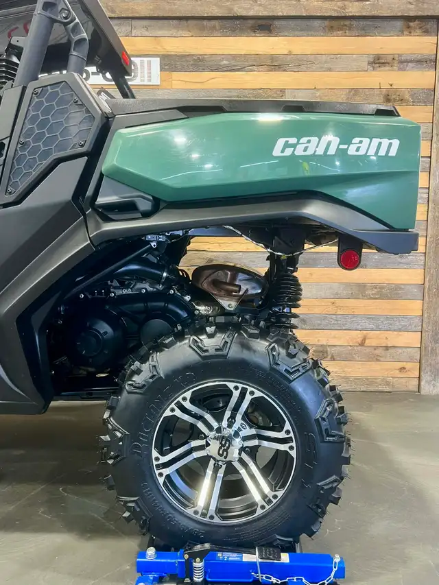 2025 BRP CAN-AM COMMANDER 700 EFI + 4X4 + DPS + ONLY 2759 KM + N in ATVs in Ottawa - Image 28