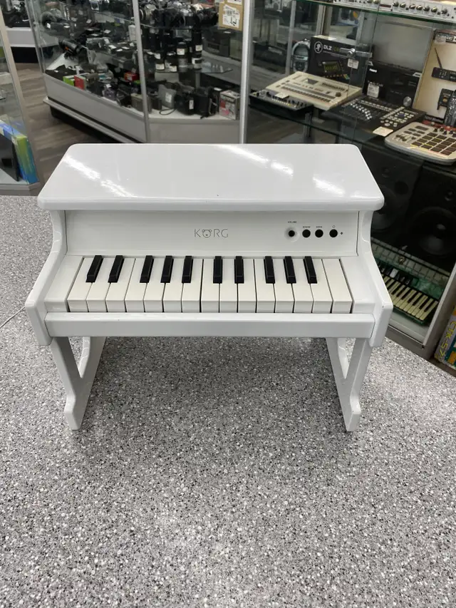 Korg Vintage 25 Key Tiny Piano in Pianos & Keyboards in City of Toronto - Image 3