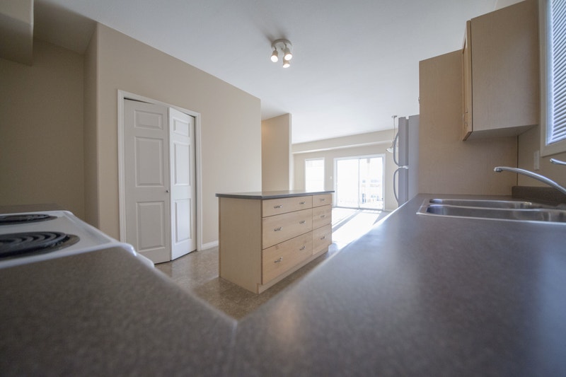 *Alberta Side, 2 Bedroom Condo with A/C!* Long Term Rentals