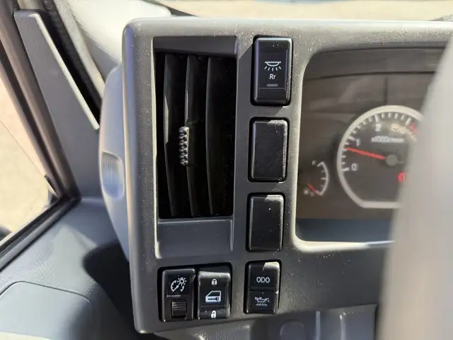 2019 Isuzu NRR 20 Foot Cube Van in Heavy Trucks in Delta/Surrey/Langley - Image 32